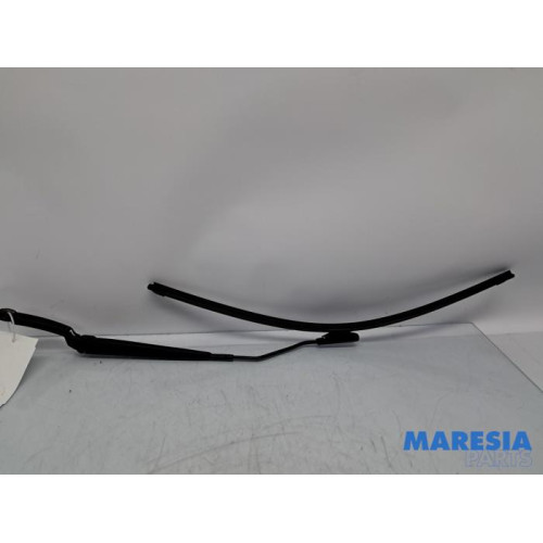 Renault - Clio - Front wiper arm