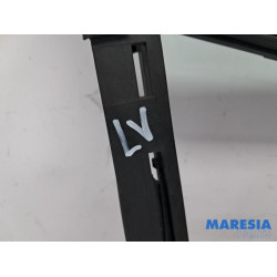 Peugeot - 5008 - Quarter light, front left