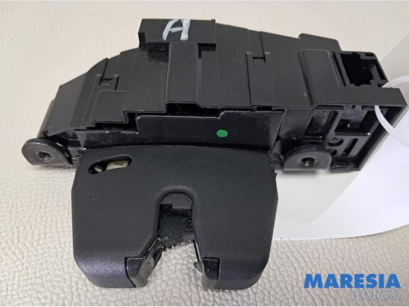 Peugeot - 308 - Tailgate lock mechanism