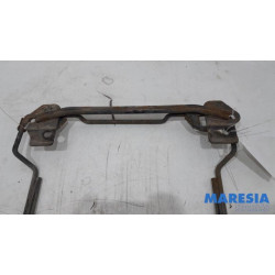 Renault - Trafic - Aufhängemechanik Reserverad