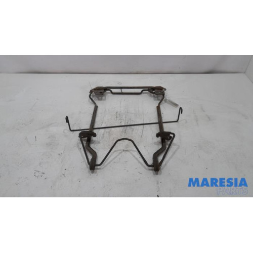 Renault - Trafic - Aufhängemechanik Reserverad