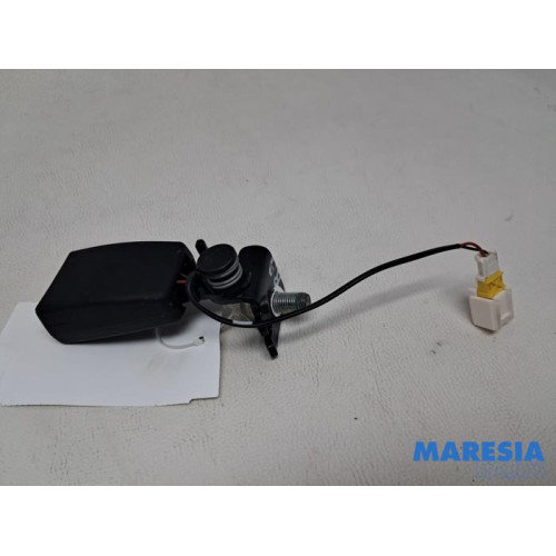 Alfa Romeo - Giulietta - Insertion ceinture de sécurité arrière droite