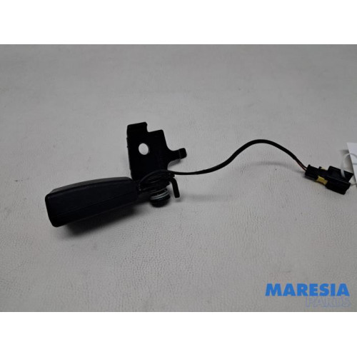 Alfa Romeo - Giulietta - Insertion ceinture de sécurité arrière gauche