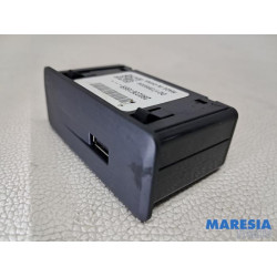 Renault - Trafic - AUX / USB-Anschluss