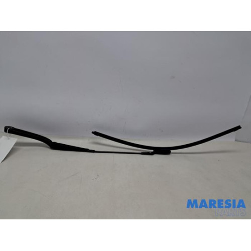 Renault - Trafic - Front wiper arm