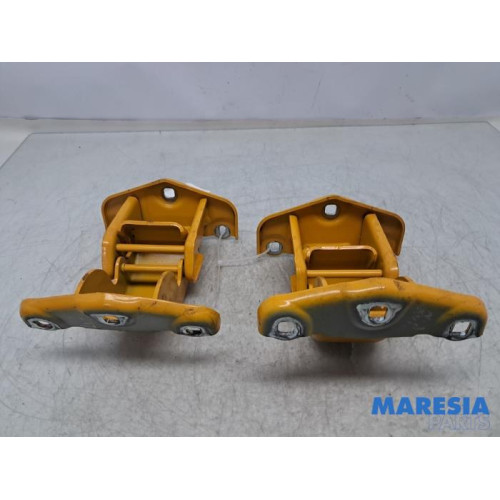 Renault - Trafic - Rear door hinge, right
