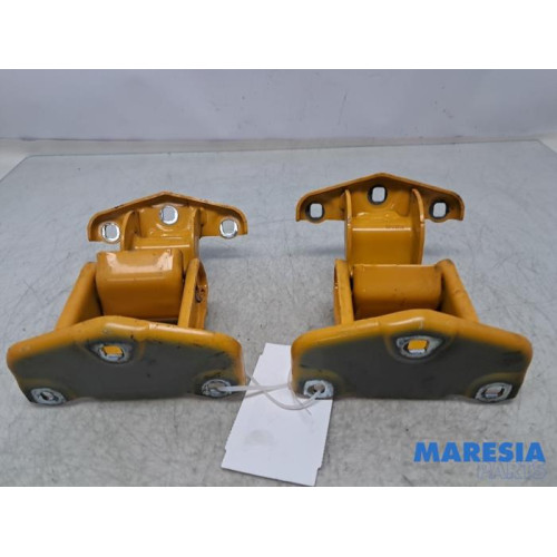 Renault - Trafic - Rear door hinge, left