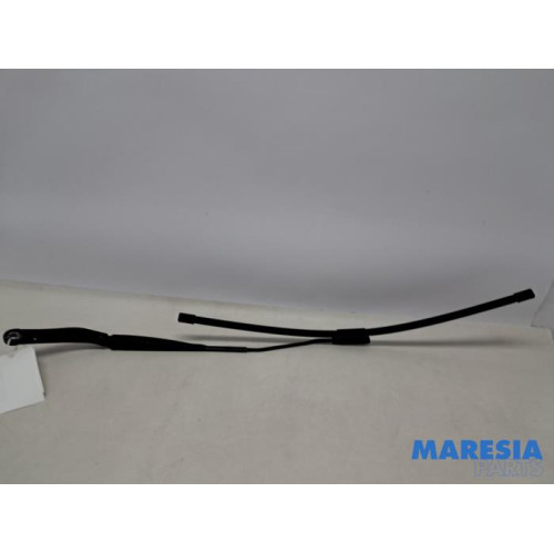 Renault - Captur - Front wiper arm