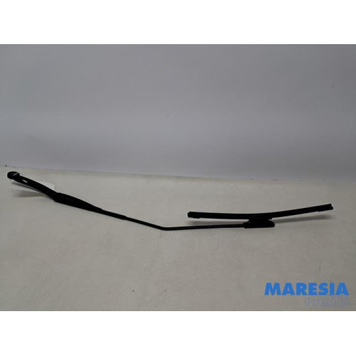 Renault - Captur - Front wiper arm