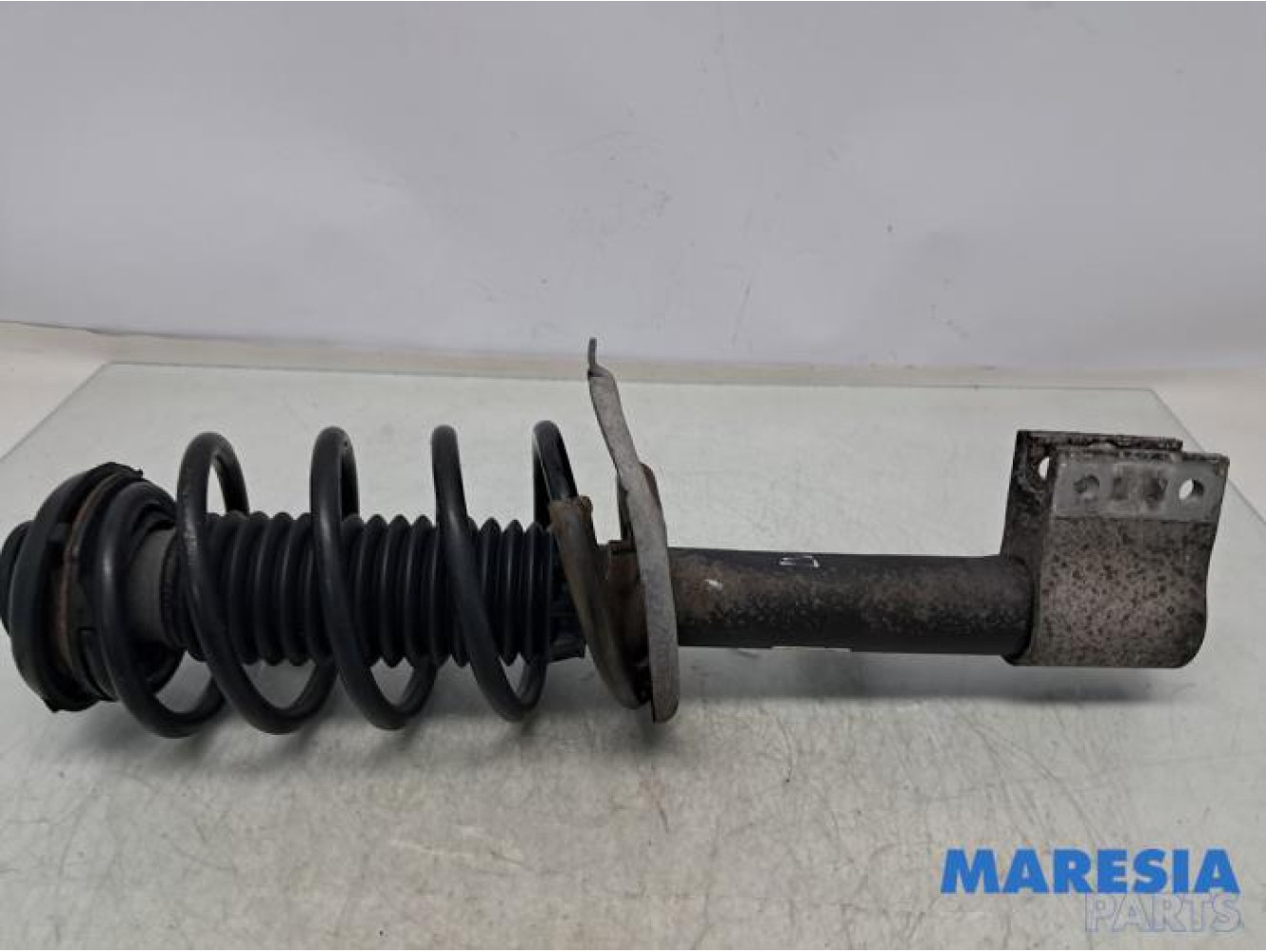 Peugeot - 3008 - Stoßdämpferstrebe links vorne