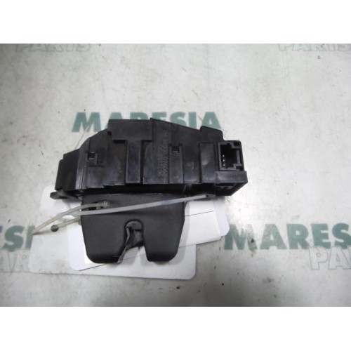 Peugeot - 207 - Tailgate lock mechanism