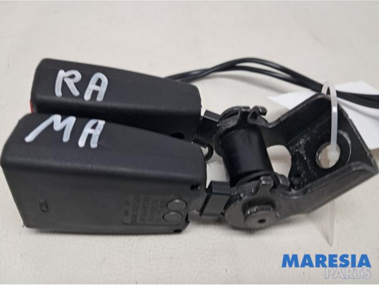 Peugeot - 308 - Insertion ceinture de sécurité arrière droite