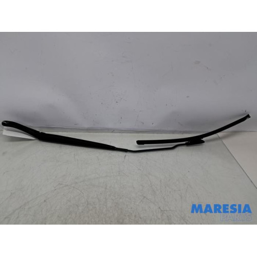 Renault - Megane - Ruitenwisserarm voor