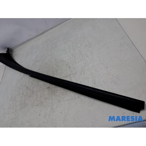 Renault - Trafic - Voorruitlijst