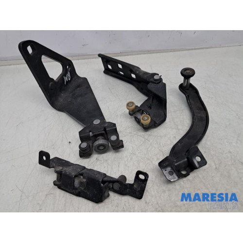 Renault - Trafic - Schuifdeurrol rechts