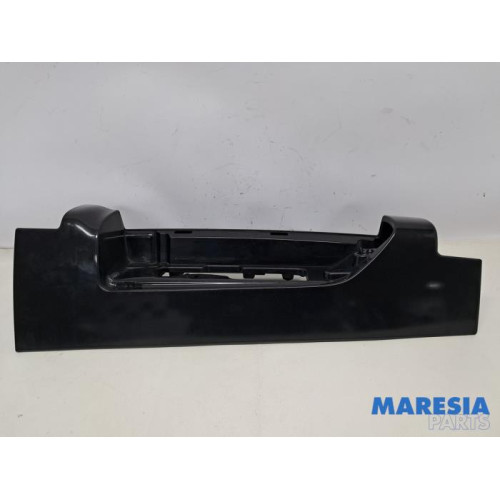 Renault - Trafic - Taillight edging, right