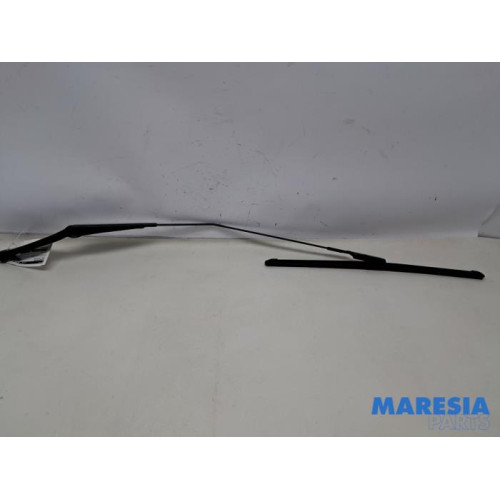 Renault - Trafic - Front wiper arm
