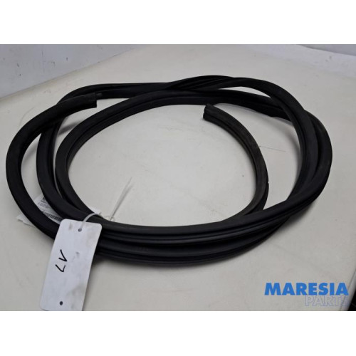 Renault - Trafic - Joint caoutchouc portière 2portes gauche