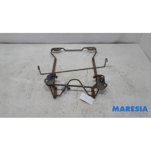 Renault - Trafic - Aufhängemechanik Reserverad