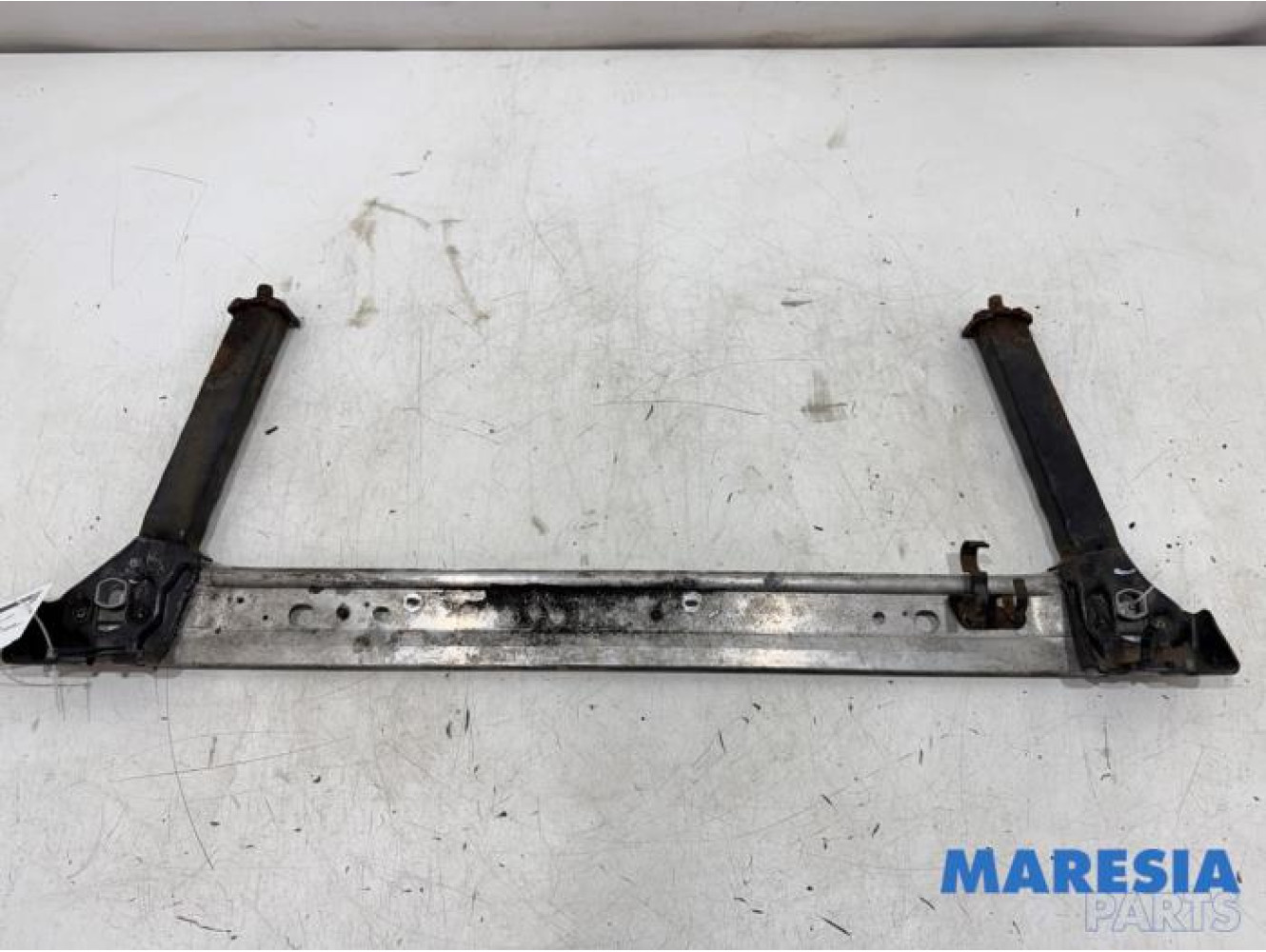 Renault - Scenic - Radiator bar