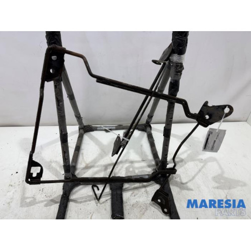 Renault - Trafic - Aufhängemechanik Reserverad