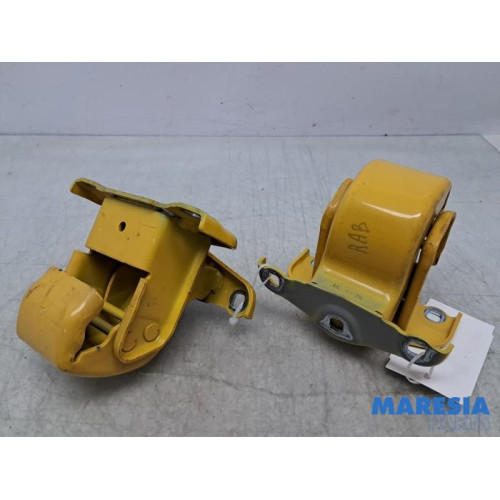 Renault - Trafic - Rear door hinge, right