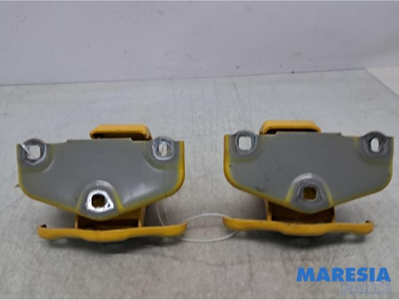 Renault - Trafic - Rear door hinge, left