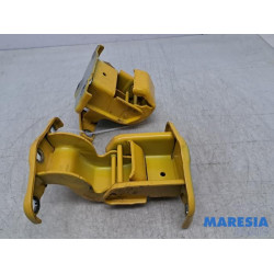 Renault - Trafic - Rear door hinge, left