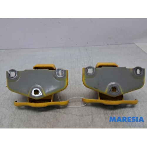 Renault - Trafic - Rear door hinge, left