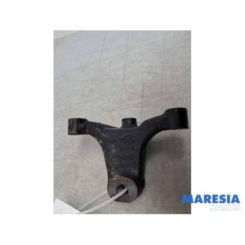 Renault - Trafic - Engine mount