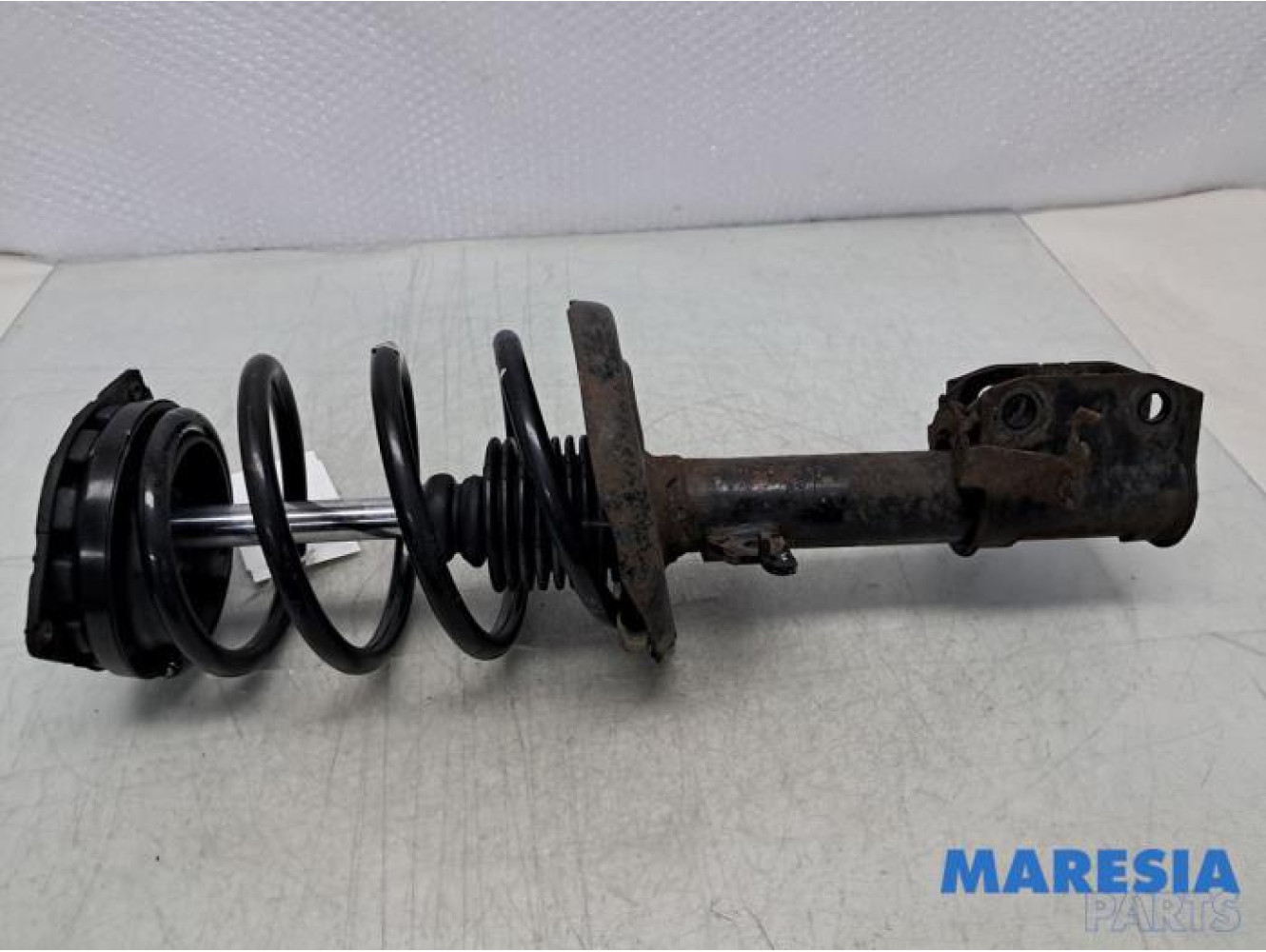 Renault - Scenic - Stoßdämpferstrebe rechts vorne