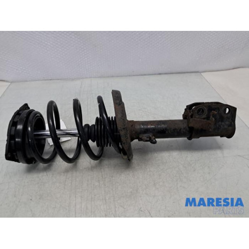 Renault - Scenic - Stoßdämpferstrebe rechts vorne