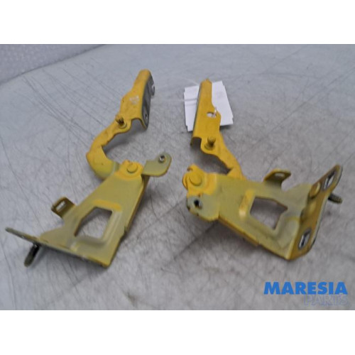 Renault - Trafic - Bonnet Hinge