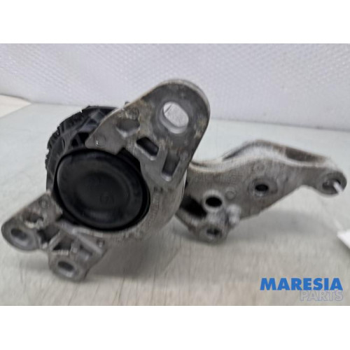 Renault - Trafic - Engine mount