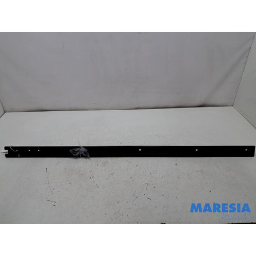 Opel - Vivaro - Seat rails, centre