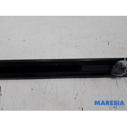 Opel - Vivaro - Seat rails, centre