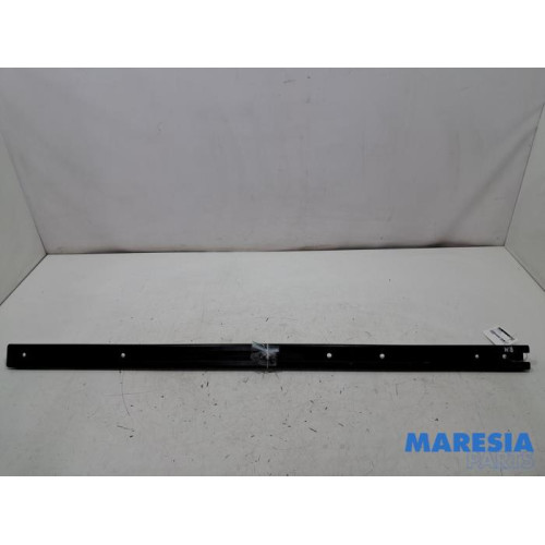 Opel - Vivaro - Seat rails, centre