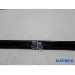 Opel - Vivaro - Seat rails, centre