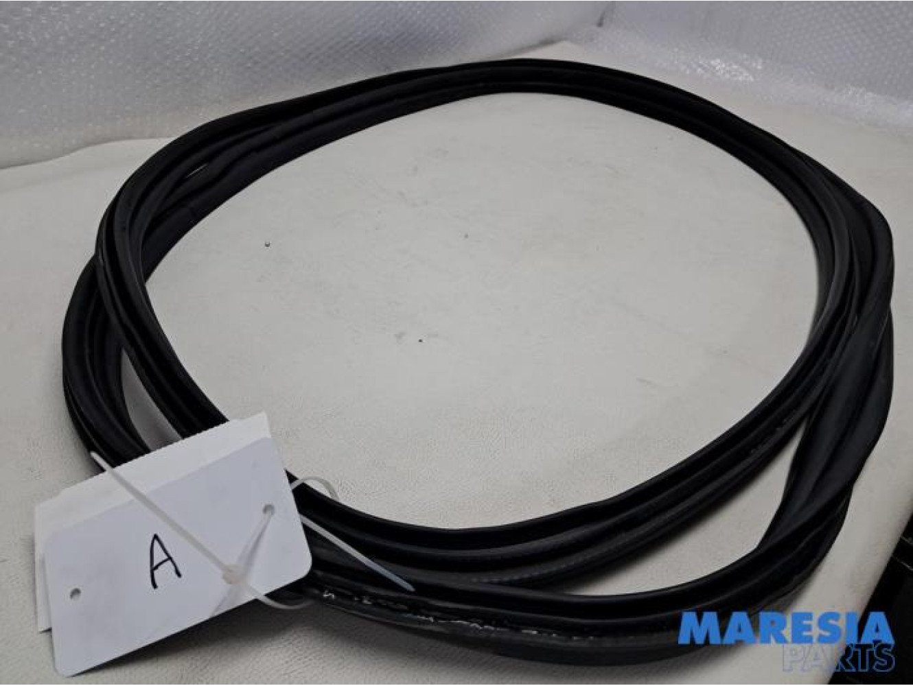 Opel - Vivaro - Tailgate seal