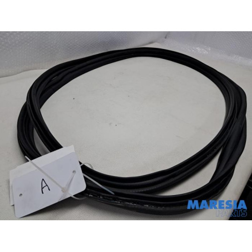 Opel - Vivaro - Tailgate seal