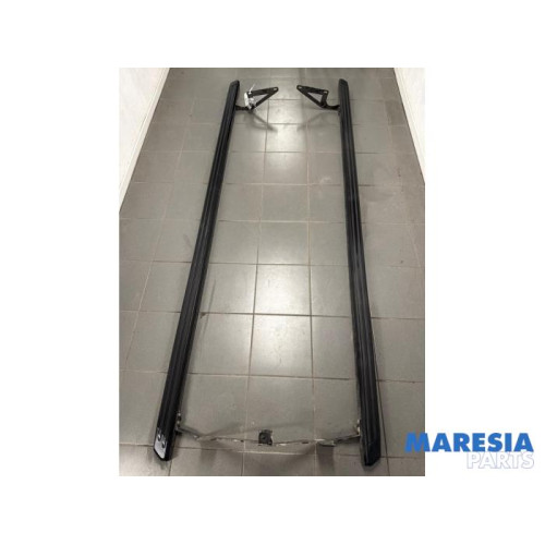 Renault - Trafic - Treeplankset links+rechts