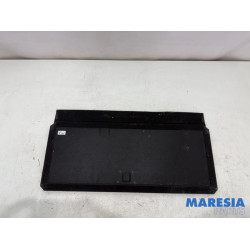 Renault - Megane - Floor panel load area