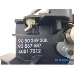 Renault - Trafic - Minibus/van rear door lock mechanism