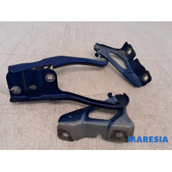 Renault - Clio - Bonnet Hinge