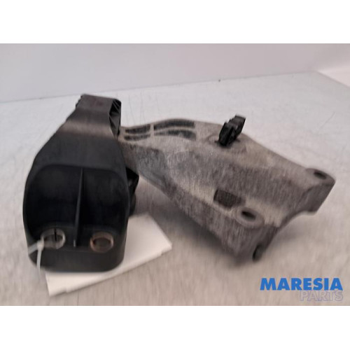 Renault - Clio - Engine mount