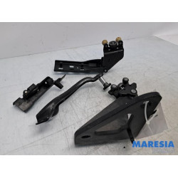 Renault - Trafic - Schuifdeurrol rechts