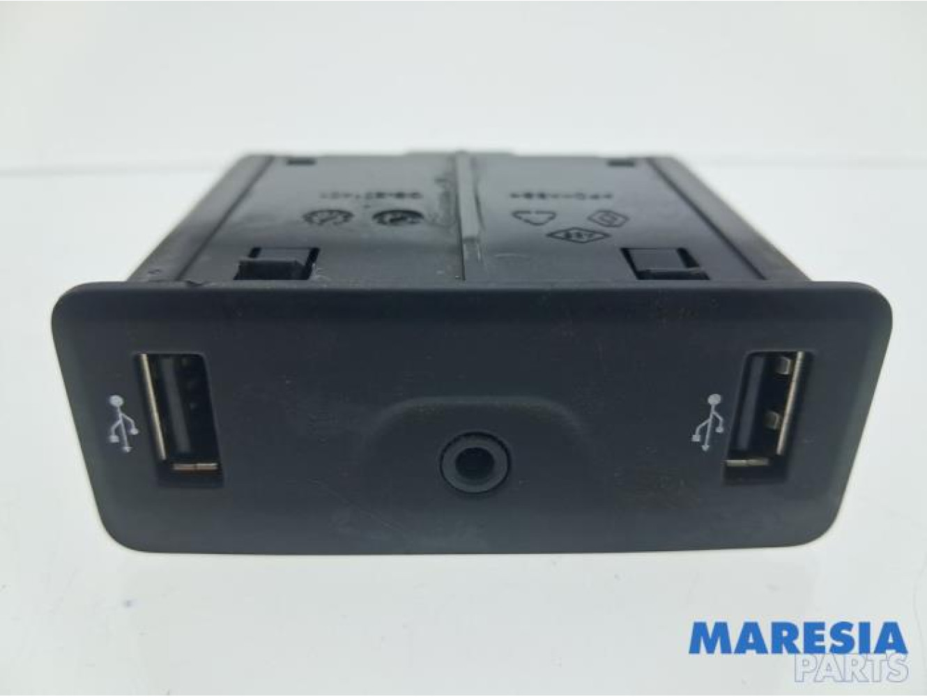 Renault - Megane - AUX / USB connection