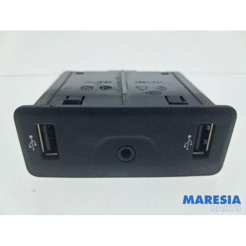 Renault - Megane - AUX / USB connection