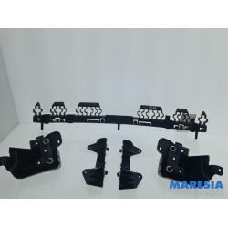 Renault - Clio - Rear bumper bracket central