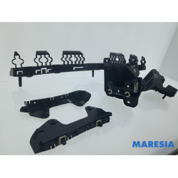 Renault - Clio - Rear bumper bracket central